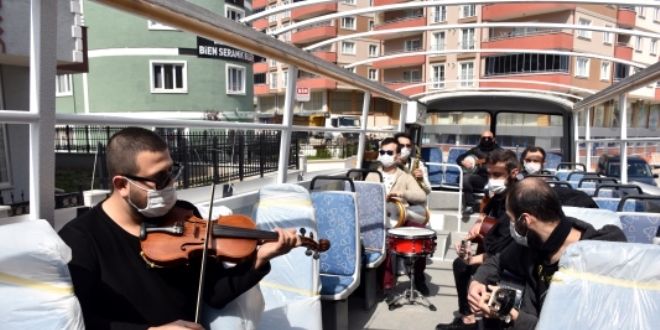 Bilecik sokaklarında 'otobüsten konser' ile vatandaşlara moral veriyorlar