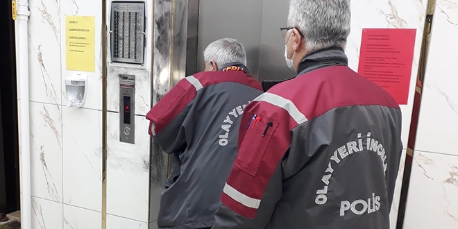 Binalara girip elindeki sıvıyı her yere süren kadın panik oluşturdu