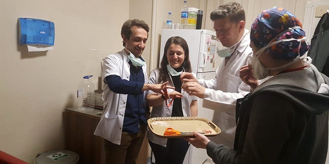 Korona mesaisi yapan doktor çift, acil serviste nişanlandı
