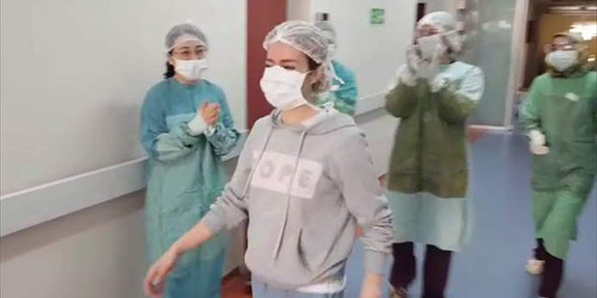 Koronavir�s� yenen doktoru mesai arkada�lar� alk��larla taburcu etti