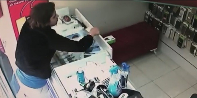 Soka�a ��kmas� yasak olan �ocuk h�rs�zl�k yaparken yakaland�