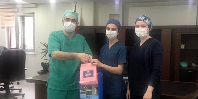 Koronavir�s� yenen hem�ire alk��larla g�revine d�nd�