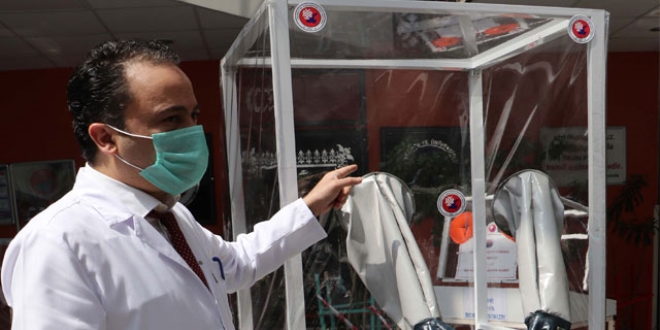 Sağlıkçılar için mobil numune alma kabini üretiliyor