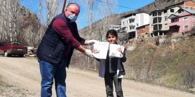 Köy okulu öğretmenleri öğrencilerini yalnız bırakmadı