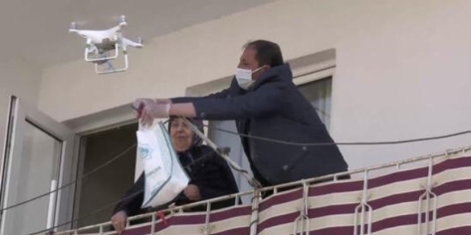 65 yaş üstü kişilere drone ile maske dağıtıldı