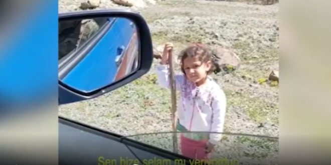 Jandarmaya selam verip durduran çocuk duygulandırdı!
