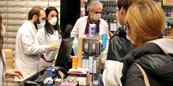 İstanbul'da eczaneden ücretsiz maske dağıtımı başladı