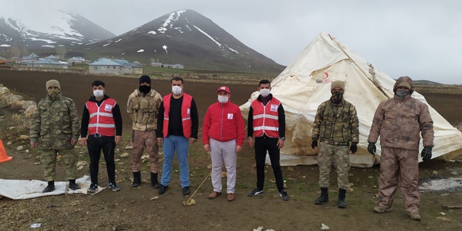 Karantina görevindeki askerler üşümesin diye çadır kuruldu