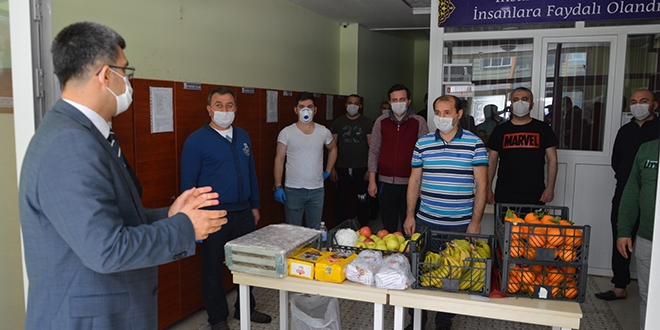 Hakim ve savc�lardan karantinadaki �KM'lere meyveli, tatl�l� doping