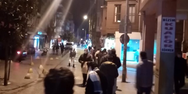 Sokağa çıkma yasağı sonrası vatandaşlar fırınlara akın etti