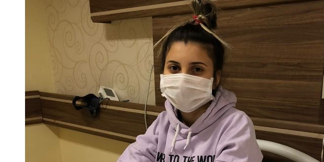 Rize'de Kovid-19 tedavisi gören genç kıza sürpriz doğum günü