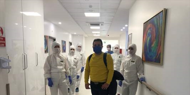 Sağlığına kavuşan koronavirüs hastası 'Penguen dansı'yla taburcu edildi