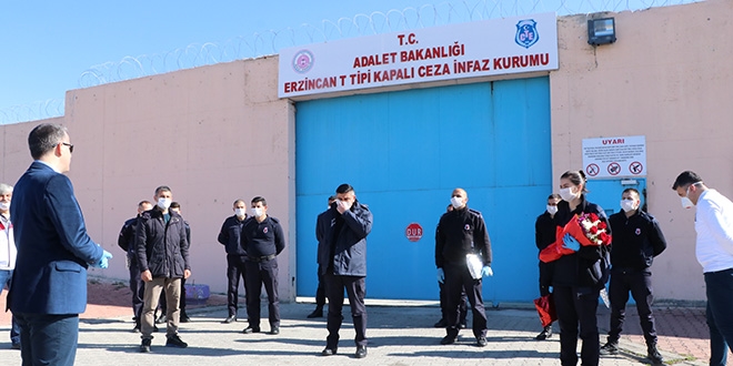 İnfaz koruma memurları, alkışlarla evlerine uğurlandı
