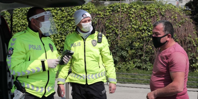 Sürücü ile polis arasında alkolmetre tartışması