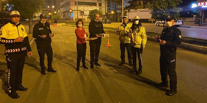 Mersin'de görev başındaki polislere çay ve pasta ikramı