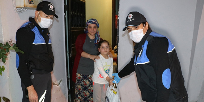 Küçük kız mail attı, polis ekipleri cips ve çikolata getirdi