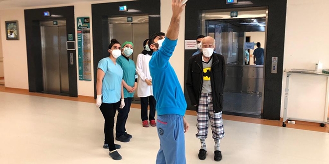 90 yaşındaki Alzheimer hastası korona virüsü yendi