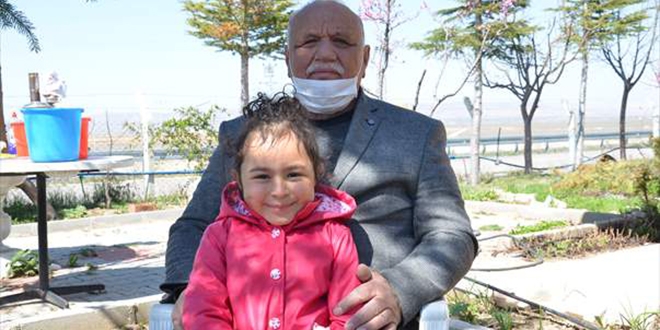 Sağlık çalışanı annesini bir ay sonra görebildi, 'evde kal' çağrısı yaptı