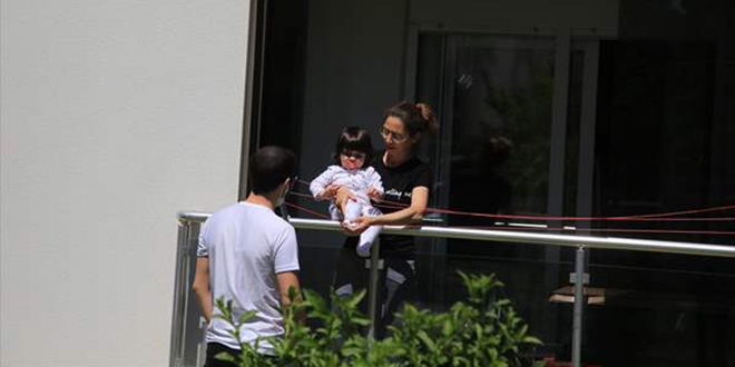 Koronavirüsü yenen babanın küçük kızıyla kavuşma anı