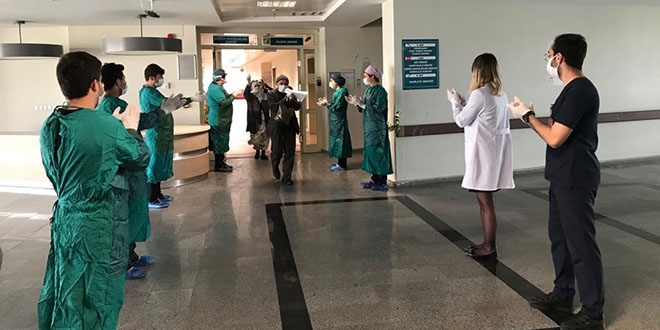 Siirt'te Kovid-19'u yenen 8 kişi alkışlarla taburcu oldu