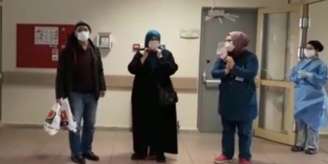 Rize'de koronavirüsü yenen çift alkışlarla taburcu edildi