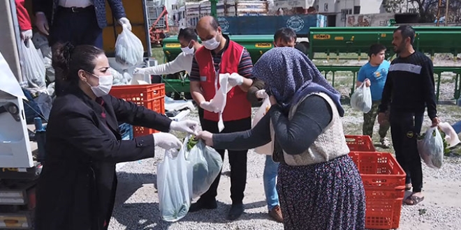 Belediye seyyar satıcıdan aldığı ürünleri, ücretsiz dağıttı