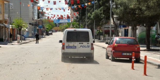 Bakkala işlem yapan polisi yaralayan iki kişi tutuklandı