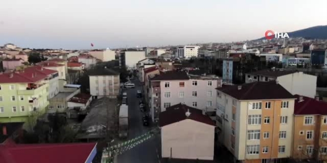 Çatıdaki gençlere drone'lu polis anonsu