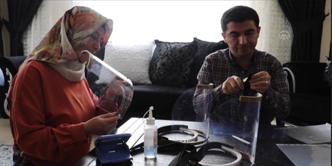 Öğretmen çift evlerinde sağlıkçılar için siperlik üretiyor