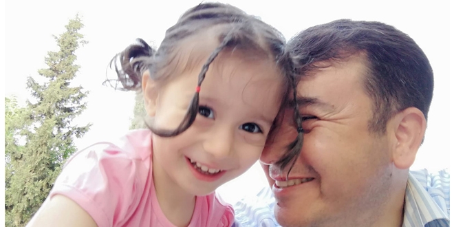Minik Elif Zümra'dan sağlıkçı babasına: Bana sarılmıyorsan gelme