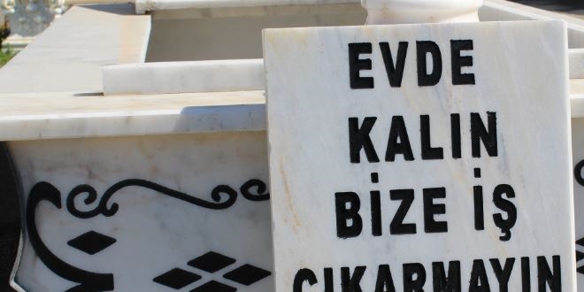 Mezar taşı ile ilginç 'Evde Kal' çağrısı