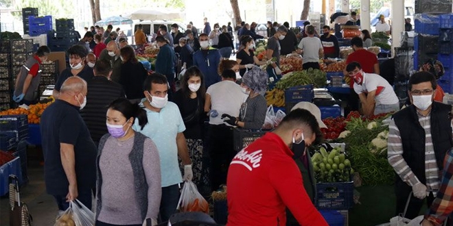 Yasak sonrası pazar yerleri doldu taştı