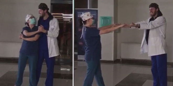 Sa�l�k �al��an� �ift d���n danslar�n� hastane'de yapt�