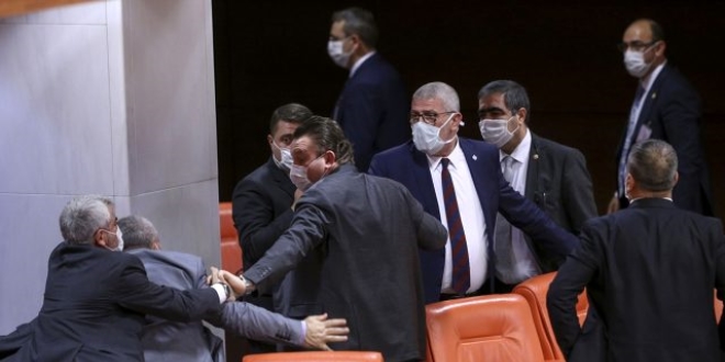 Meclis'te kavga çıktı, vekiller sosyal mesafeyi hiçe saydı
