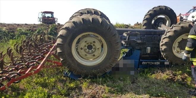 Devrilen trakt�r�n alt�nda kalan �ift�i �ld�