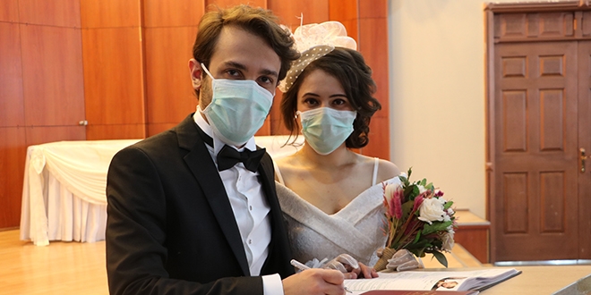 Acilde nişanlanan doktor çiftin nikahları kıyıldı