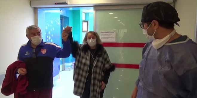 Koronavirüsü yenen çift hastaneden el ele ayrıldı