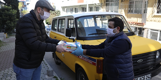 Fizik öğretmeni, öğrencilere kitap ücretsiz dağıtıyor