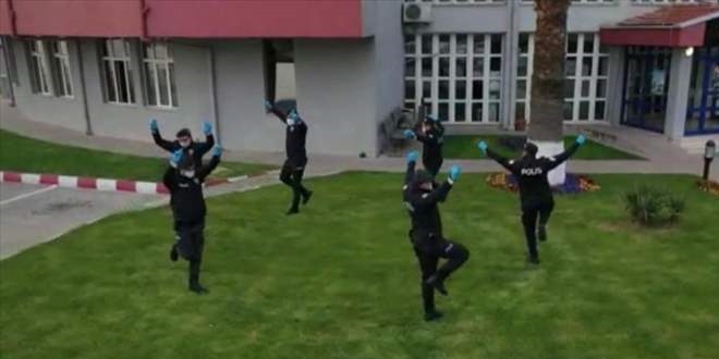 Polis ekipleri zeybek oynayarak 'sosyal mesafe' kural�na dikkati �ekti