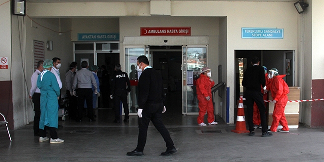 'Bende varsa herkese bulaşsın' diyerek görevlilerin üzerine öksürdü