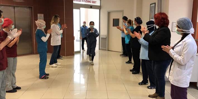 Koronavir�s� yenen sa�l�k �al��anlar� yeniden g�revlerine d�nd�