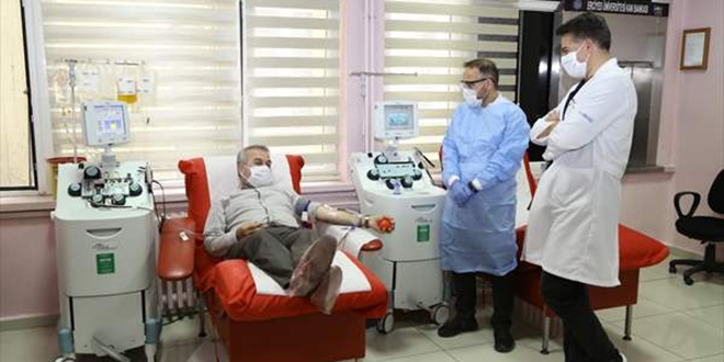 Koronavir�s� yenen Prof. Dr. Kayar 'imm�n plazma' ba�����s� oldu