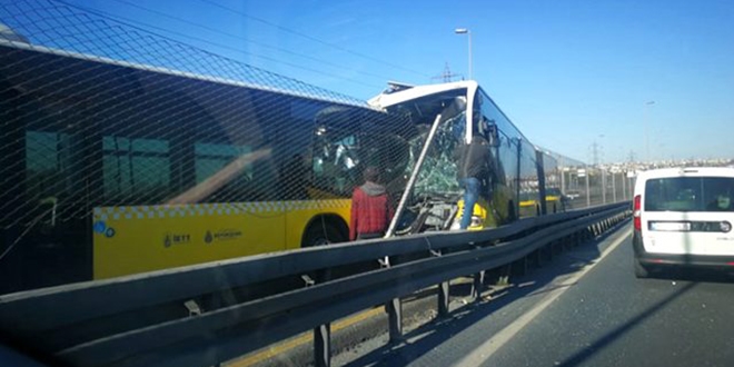 Avcılar'da iki metrobüs kafa kafaya çarpıştı