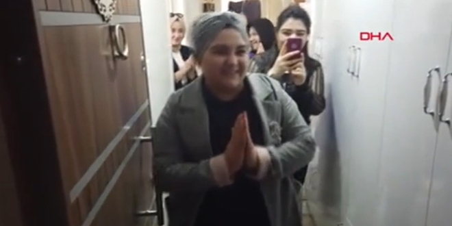 Belediyeden sağlık çalışanına şarkılı doğum günü kutlaması
