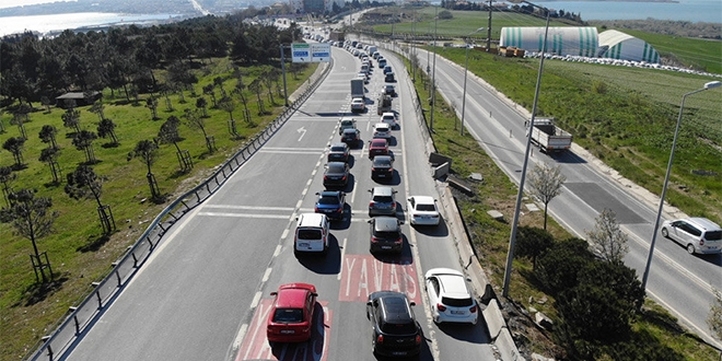 İstanbul'da yasak öncesi trafik kilitlendi
