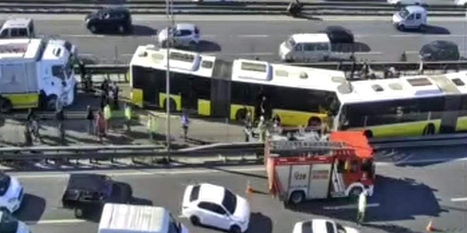 İETT'den iki metrobüsün çarpıştığı kazaya ilişkin açıklama
