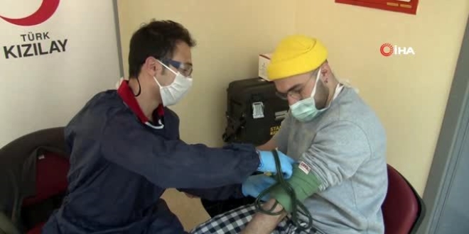 Koronavirüsü yenen genç doktordan plazma bağışı
