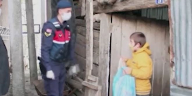 Evden çıkamayan çocuk, 'yasal hakkım' diyerek jandarmadan cips istedi