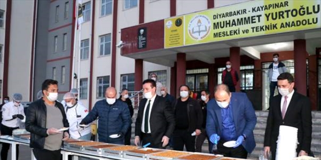 Kovid-19 tedbiri kapsamında yurtta kalan 750 cezaevi personeline moral ikramı