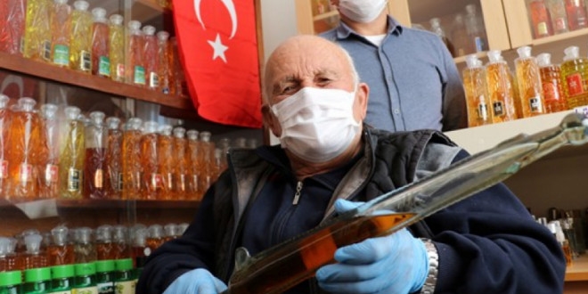50 yıldır biriktirdiği kolonyaları dağıtacak